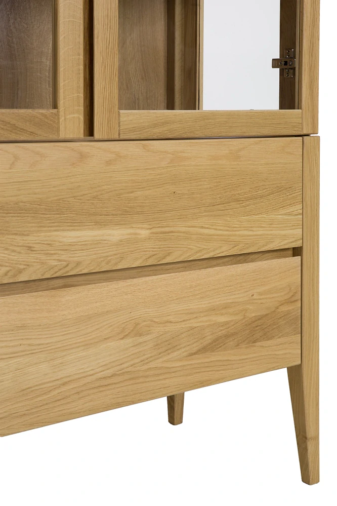 Drewmax KW339 dřevěná vitrína prosklená masiv dub